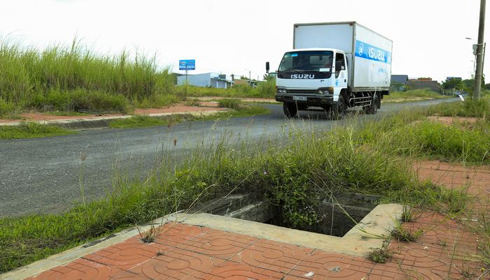 Mong rằng ngành chức năng sớm lắp miệng cống để người dân an tâm khi lưu thông trên khu vực này.