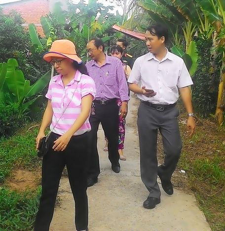 Đoàn đi thực tế tại ấp Tích Khánh.