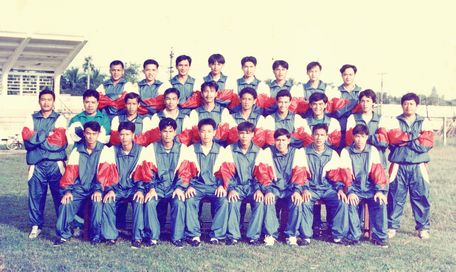  Đội hình thi đấu chính thức của đội Vĩnh Long tại giải hạng A2 quốc gia 1993 và giành quyền thăng hạng năm 1995.