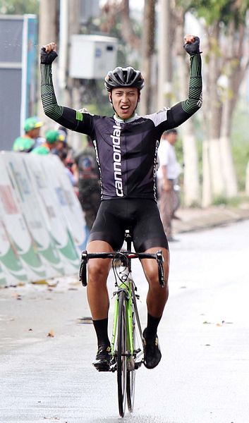 Tay đua Nguyễn Minh Thiện (Premium Cycling Vĩnh Long) về nhất chặng 7 tại TP Trà Vinh.