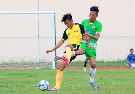  Pha tranh bóng trong trận Vĩnh Long (áo vàng) thắng Bến Tre 3-1.