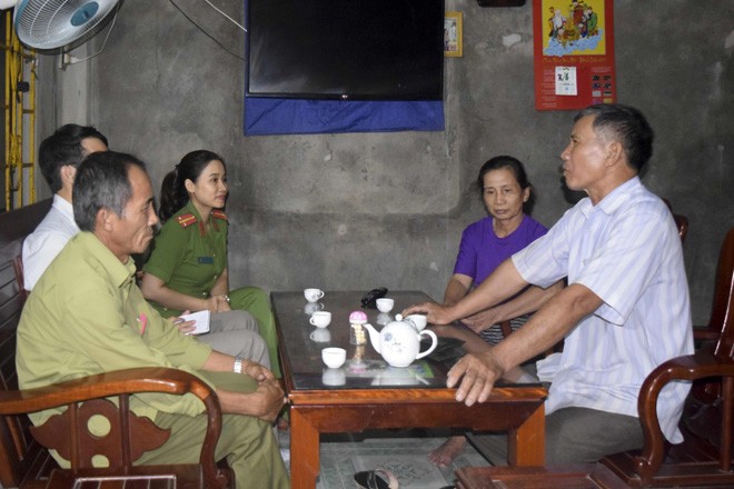 Cán bộ cơ sở tuyên truyền, vận động người dân không nhẹ dạ tin theo “Hội thánh của Đức Chúa Trời mẹ”.