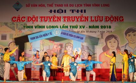 Qua kịch bản thông tin “Chuyện nhà bá hộ”, đội tuyên truyền Vũng Liêm phổ biến chính sách bảo hiểm y tế đến mọi người.