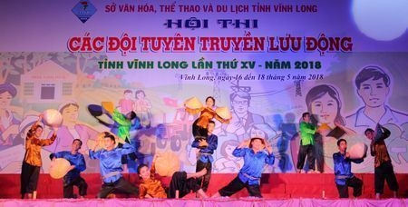 Tiết mục múa “Tình đất tình người” của đơn vị huyện Long Hồ.