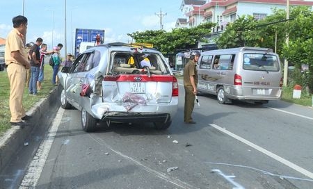 Tai nạn giao thông liên hoàn khiến các xe bị hư hỏng nặng