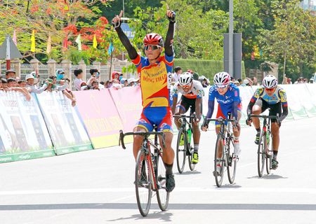 Về đích hạng 5, Phan Hoàng Thái (Domesco Đồng Tháp) vui mừng khi tiếp tục dẫn đầu giải áo xanh. Ảnh: THẾ HUY