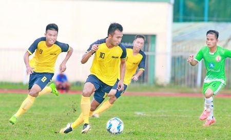 Tiền đạo Phạm Đoàn Tiến Phát (10, Vĩnh Long) trong trận thắng Bến Tre 3-1.