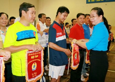  BTC hội thao trao cờ lưu niệm cho các đoàn VĐV.