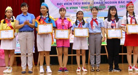 Trao giải cho các thí sinh tham gia hội thi kế chuyện Bác Hồ