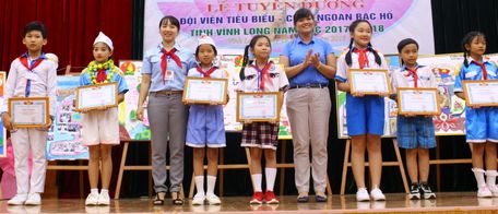 Trao giải cho đơn vị tham gia hội thi làm báo tường