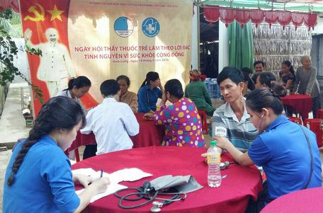 Khám chữa bệnh và phát thuốc miễn phí cho bệnh nhân nghèo tại địa phương