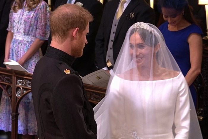 Hoàng tử Anh Harry cầm tay cô dâu Meghan và nói với cô: “Em trông thật tuyệt vời”.