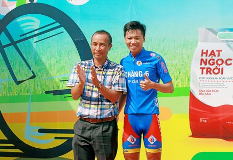 Ông Trần Hải Triều- Phó BTC giải trao thưởng áo xanh cho tay đua Phan Hoàng Thái (Domesco Đồng Tháp).