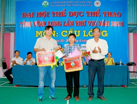 BTC trao hoa, cờ lưu niệm cho 2 đơn vị tài trợ.