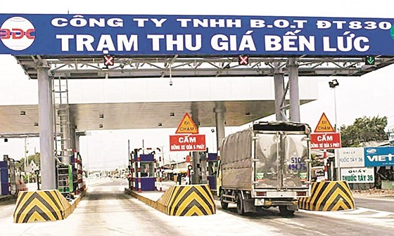 Mặc dù chưa thu phí, trạm BOT đầu tiên của Long An đã để tên là trạm thu giá. Ảnh: PHAN THANH