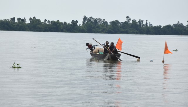 Ngư dân giăng lưới trên sông Tiền