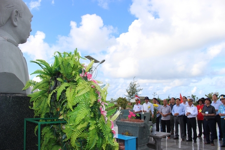 Dâng hương tượng đài Đại tướng Võ Nguyên Giáp.