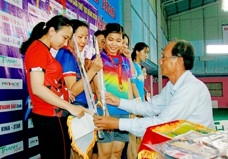 Ông Nguyễn Thanh An- Phó Giám đốc Sở Văn hóa, Thể thao và Du lịch trao giải thưởng, huy chương cho các VĐV đạt giải đồng đội nữ.