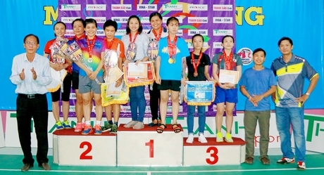 BTC cùng nhà tài trợ trao giải thưởng, huy chương cho các VĐV đạt giải đồng đội nữ.