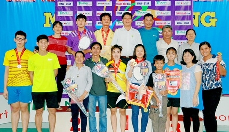 Đoàn VĐV huyện Tam Bình với ngôi nhất toàn đoàn tại giải cầu lông của đại hội.