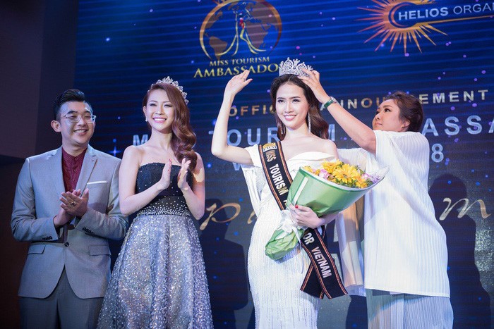 Bà Pawina Bamrungrot - Tổng giám đốc Công ty Miss Aura International Thailand, Phó chủ tịch cuộc thi Hoa hậu Đại sứ Du lịch Thế giới (phải) trao vương miện và quyền dự thi cho Phan Thị Mơ - Ảnh: THÀNH NGUYỄN