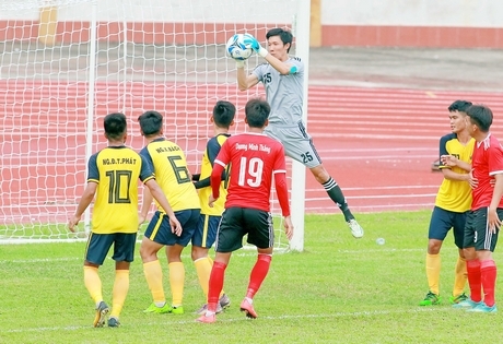 Thủ môn Hiếu Nhơn (25, Vĩnh Long) thi đấu xuất sắc trước các chân sút của đội Tiền Giang.