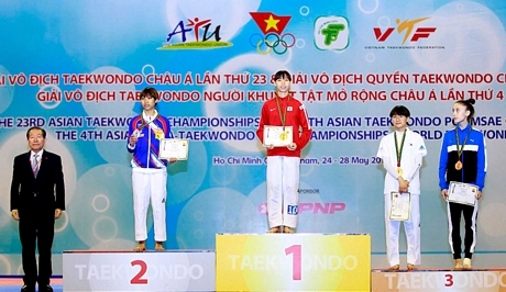 Trương Thị Kim Tuyền (Việt Nam, áo đỏ) nhận HCV Giải vô địch Taekwondo Châu Á 2018. Ảnh: LÊ HOÀNG