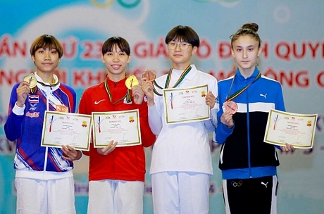 Trương Thị Kim Tuyền (Việt Nam, áo đỏ) nhận HCV Giải vô địch Taekwondo Châu Á 2018. Ảnh: LÊ HOÀNG