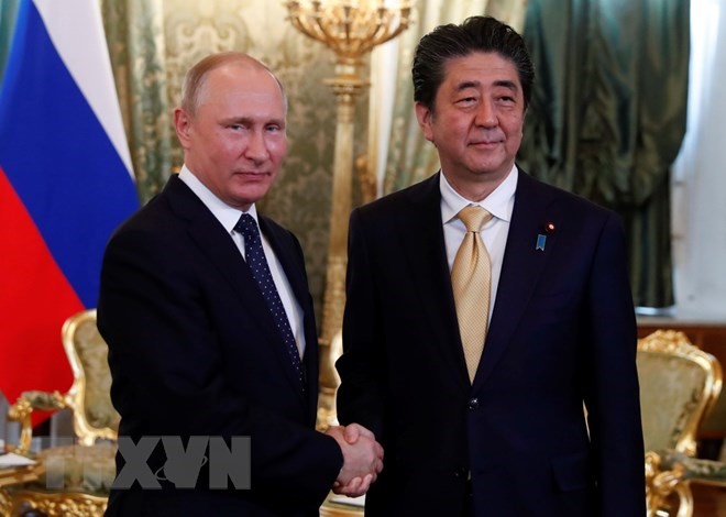 Tổng thống Nga Vladimir Putin (trái) và Thủ tướng Nhật Bản Shinzo Abe tại cuộc gặp ở Moskva, Nga ngày 26/5. (Nguồn: AFP/TTXVN)