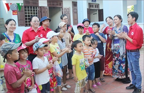 Các em học sinh ở trường Tiểu học thị trấn Trường Sa trong buổi giao lưu với đoàn công tác số 16 về thăm trường