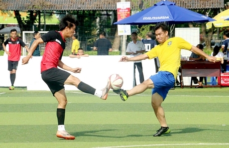 Pha tranh bóng trong trận bán kết giữa Đài PT- TH Sóc Trăng (áo đỏ) thắng Báo Cần Thơ.