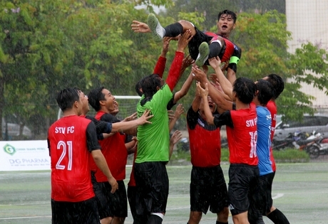 Niềm vui chiến thắng của các cầu thủ Đài PT- TH Sóc Trăng.
