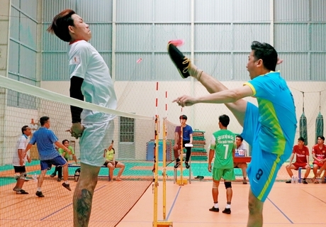 Pha tấn công của đội TP Vĩnh Long (áo xanh) trong trận thắng trước TX Bình Minh 2-0.