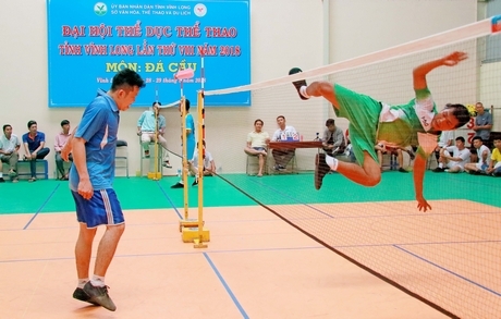 Pha bay người tấn công của đội Vũng Liêm (phải) trong trận thắng trước Tam Bình 2-0.
