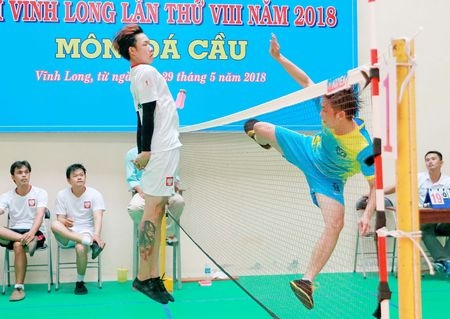 TP Vĩnh Long (phải) giành HCV đồng đội với 3 trận thắng tuyệt đối cùng tỷ số 2-0 trước các đối thủ của mình.
