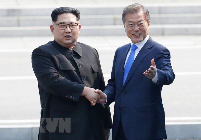 Tổng thống Hàn Quốc Moon Jae-in và nhà lãnh đạo Triều Tiên Kim Jong-un. (EPA- EFE/TTXVN)