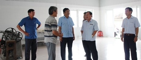 Đoàn tìm hiểu mô hình sản xuất bún- hủ tiếu theo dây chuyền hiện đại của ông Sáu Thạnh.