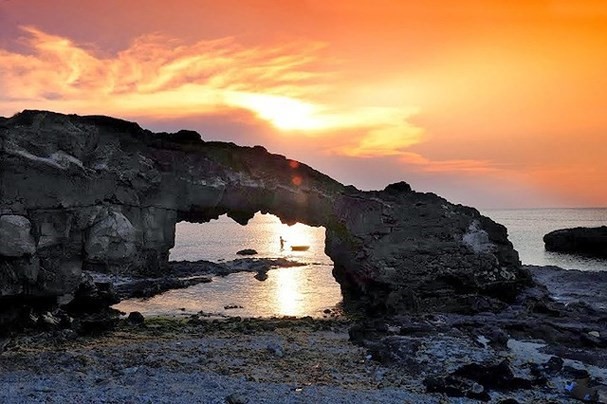 Đảo Lý Sơn, Quảng Ngãi: Dù trời nắng và nhiều gió nhưng không khí trên đảo Lý Sơn vẫn rất mát mẻ. Nơi đây thu hút du khách bởi vẻ đẹp thiên nhiên kỳ thú, sự thân thiện của người dân và những món đặc sản thú vị.