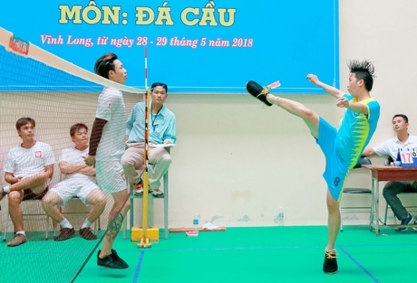 Pha tấn công của đội TP Vĩnh Long (trái) trong trận thắng TX Bình Minh 2-0 ở nội dung đồng đôi nam.