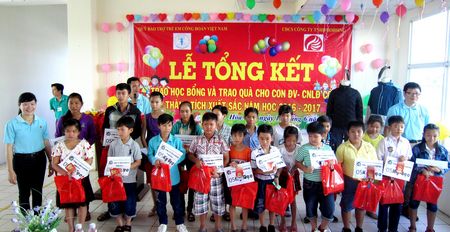 Tặng học bổng học sinh con công nhân lao động khó khăn- một trong những hoạt động thường xuyên trong Tháng hành động Vì trẻ em hàng năm.