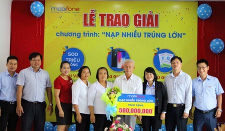 Đại diện Mobifone tỉnh Vĩnh Long trao thưởng cho khách hàng Hứa Văn Lập.