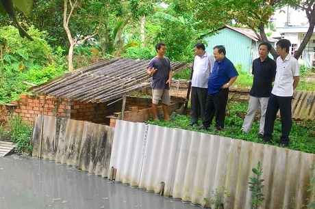 Đoàn trao đổi với nông dân về mô hình nuôi ba ba, cua đinh.