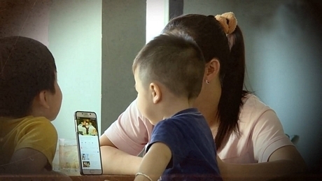 Xã hội ngày nay, điện thoại, TV, iPad… trở thành “bảo mẫu” của trẻ một cách bất đắc dĩ. Ảnh: THÚY QUYÊN
