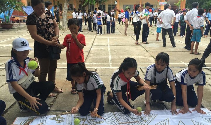 Chơi banh đũa đòi hỏi phải “tinh mắt” và sự nhanh nhẹn của đôi tay.