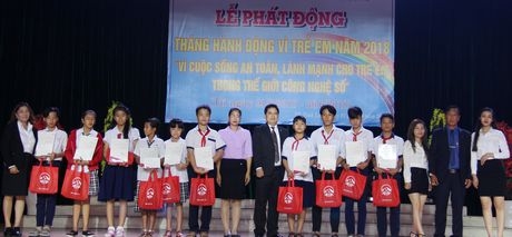 Công ty Bảo hiểm nhân thọ AIA trao học bổng cho học sinh vượt khó học giỏi.