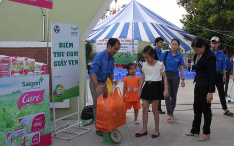 Đoàn viên, học sinh tham gia đổi giấy vụn