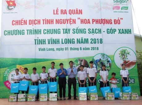 Trao quà cho thiếu nhi lao động sớm