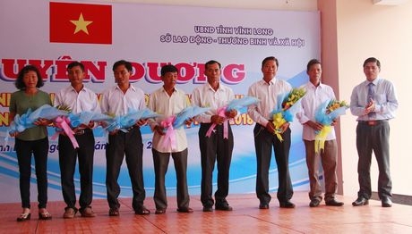 Tặng hoa tri ân cho phụ huynh sinh viên đạt giải.