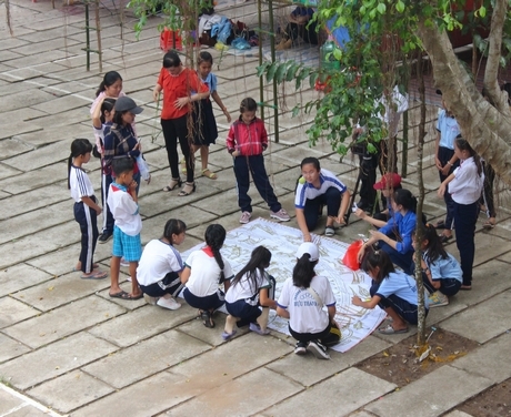Trẻ em thỏa sức vui chơi tại Trại hè thiếu nhi.