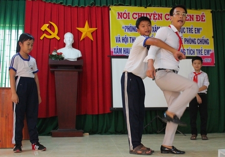 Diễn giả Bùi Tiến Hưng hướng dẫn các bạn nhỏ kỹ năng thoát thân trước đối tượng có ý định xâm hại cơ thể.